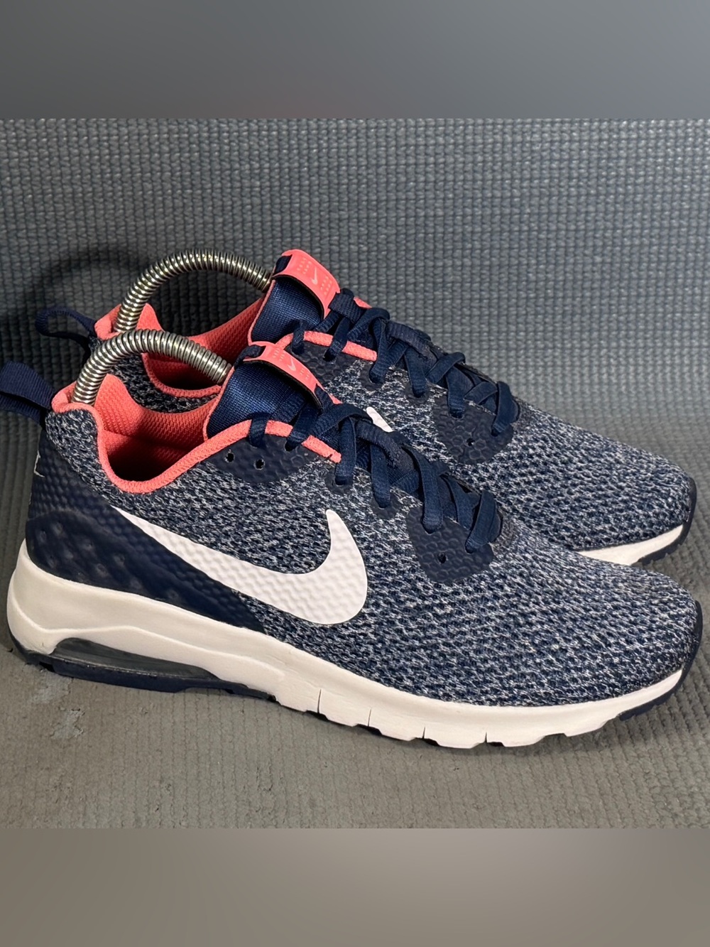 Nike Women's Air Max Motion Low Cross Trainer Shoes Size 7